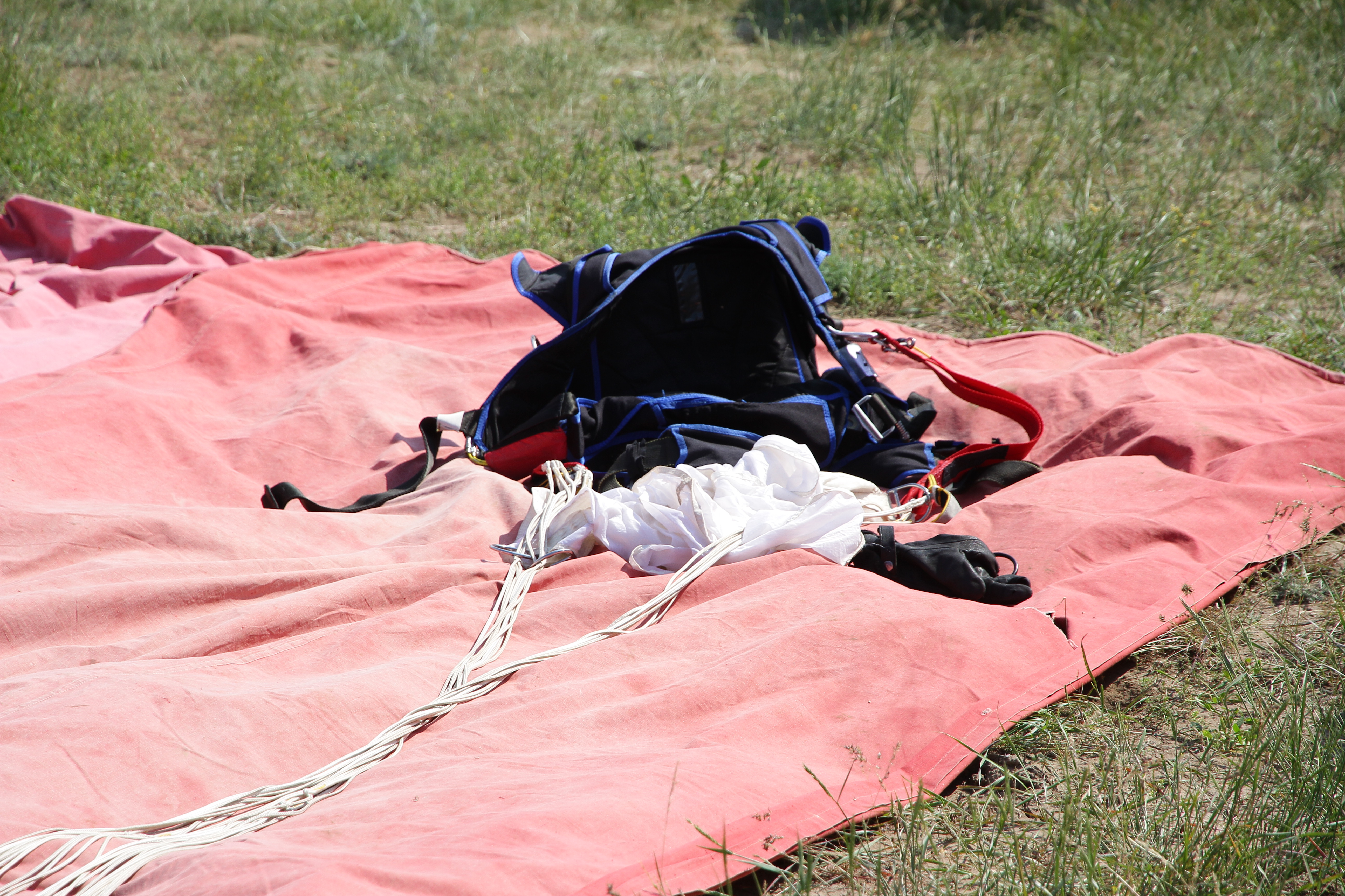 В Актобе курсант военного института погиб при прыжке с парашютом
